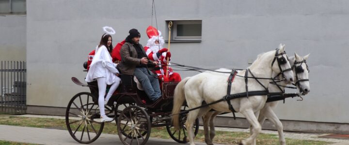 „Itt kopog, ott kopog, megérkezett a Mikulás, hopp!”