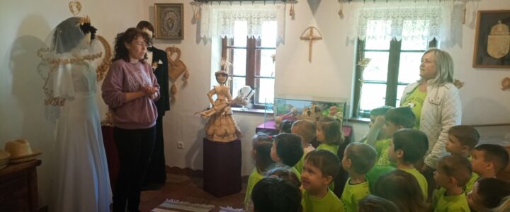 Panda csoportos gyerekek látogattak el a Sárarany Szalmaportára