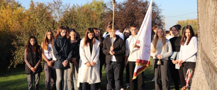 Fáklyák fényében, mécsesek lángjánál… emlékező séta a hősök tiszteletére