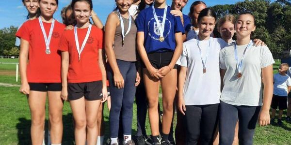 GYAKORLÓS ÉRMEK A KÖRZETI DIÁKOLIMPIA MEZEI FUTÓVERSENYEN