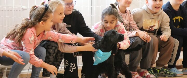 Kutyaterápiával kiegészített drámapedagógiai foglalkozás a Gyakorlóban…