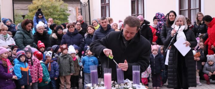 Advent harmadik gyertyája gyúlt meg a Mézeskalács kapu alatt…