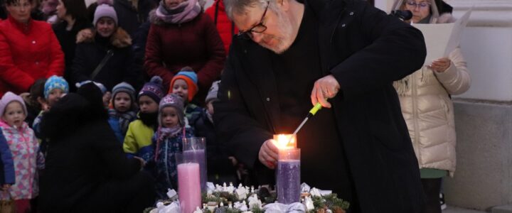 Advent első gyertyája gyúlt meg a Mézeskalács kapu alatt…