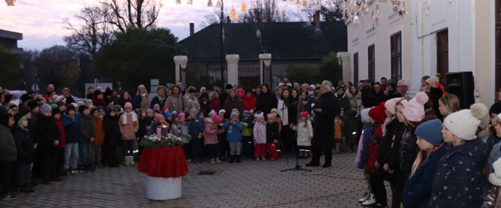 ADVENT második gyertyája gyúlt meg a Mézeskalács kapu alatt…