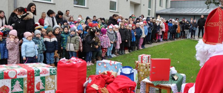 „Itt kopog, ott kopog, megérkezett a Mikulás, hopp!”