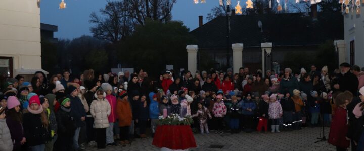 ADVENT első gyertyája világított a Mézeskalács kapu alatt…