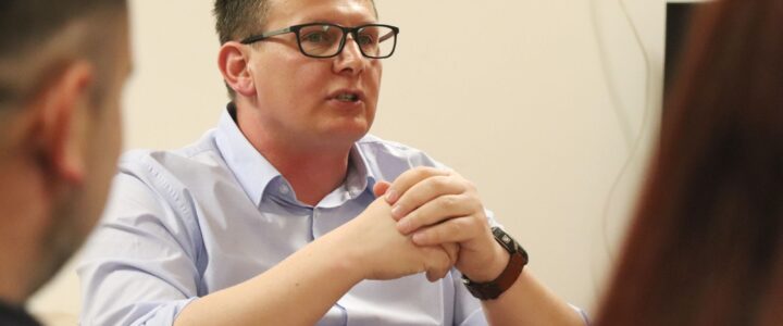 Érzelem, valóság és a „jól szeretés” művészete – Bíró Gyula szerzői estje a Lelkes-klubban…