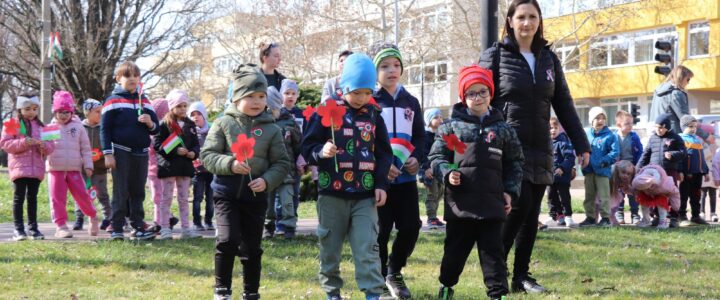 Pici Gyakorlósok, óriási szívek: Kokárdás ünnepi séta a katolikus templomkertbe…