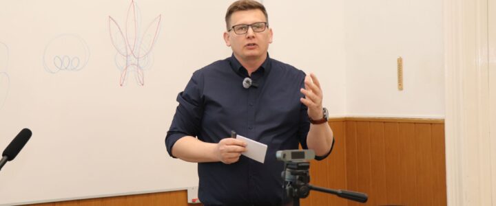 Óvodásabb óvoda – óvodásabb iskola”: Látlelet és bátorító jövőkép – Bíró Gyula előadása a Pedagógiai Szakkollégium programján…